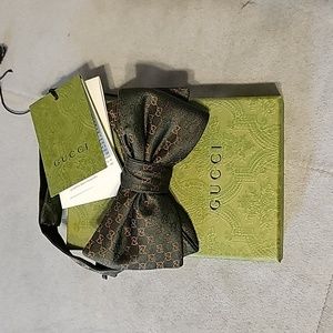 Silk Gucci bow tie green